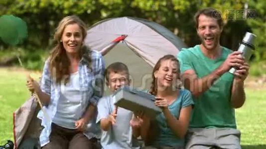 一家人在帐篷前跳舞视频