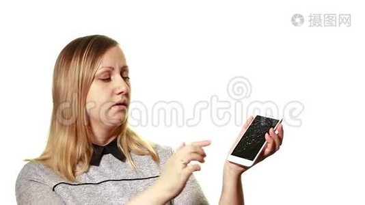断小器的概念.. 一个沮丧的女人试图打开一个坏了的智能手机，他的屏幕坏了。视频