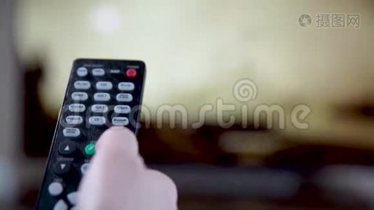 电视遥控器通过电视遥控器远程控制，切换程序视频