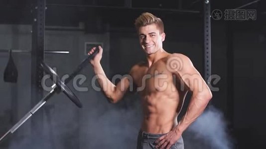 白人健身男子在健身房里用钢筋做弓步动作视频