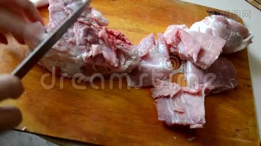 女人在切肉板上切生牛肉，用来炖或炖肉视频