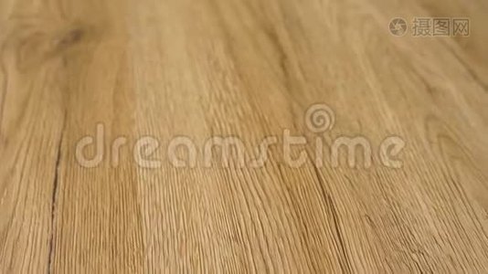 现代硬木地板的顶部镶边4k慢动作视频。 成品地板是由天然红枫木和棕灰色制成的视频
