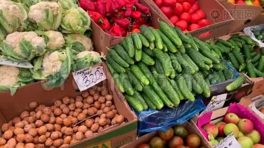 市场柜台上的不同天然水果和蔬菜视频