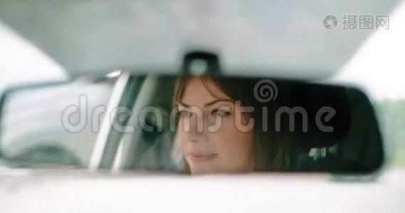 一个漂亮女人白天开车的电影镜头。视频