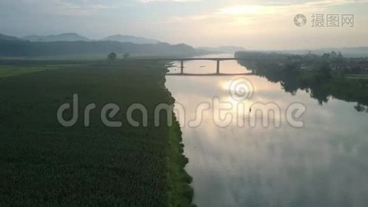 夏季傍晚田野和河流的惊人全景视频