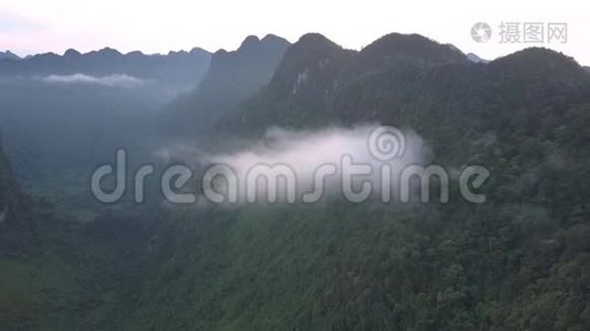 空中运动到悬挂在高山链上的蓬松云视频