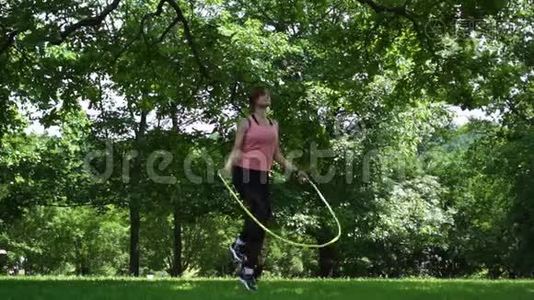 女孩在公园草地上跳绳视频