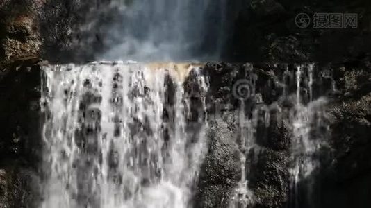 美丽的瀑布与水晶水的山景视频