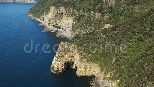 塔斯马尼亚海角海拱和悬崖的宽射视频