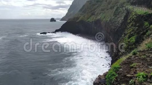 鸟瞰马德拉岛常绿悬崖海岸线视频
