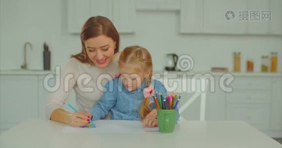 积极的妈妈和女儿一起画画视频
