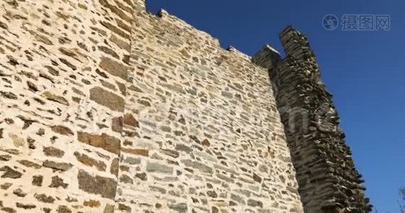 一座中世纪的石塔，有一面石墙和一个外部楼梯视频