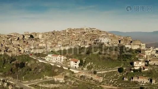 意大利山区风景如画的圣奥雷斯特小镇`空中拍摄视频