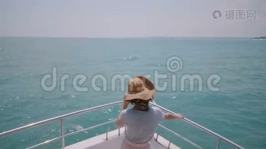 美丽的高角度后景拍摄快乐成功的女游客在游艇的鼻子上享受着令人惊叹的阳光帆船视频