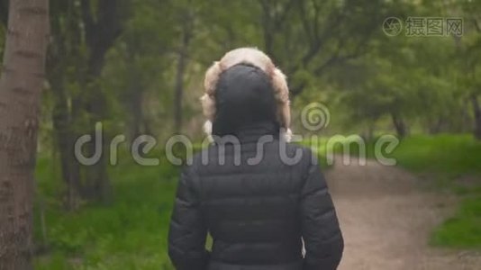 留胡子留胡子的男人，特写男人的视角.. 在黑暗的蓝红色灯光下，这个人是一个瘙痒的严重。视频