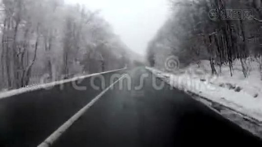 冬季景区公路车辆行驶槽视频