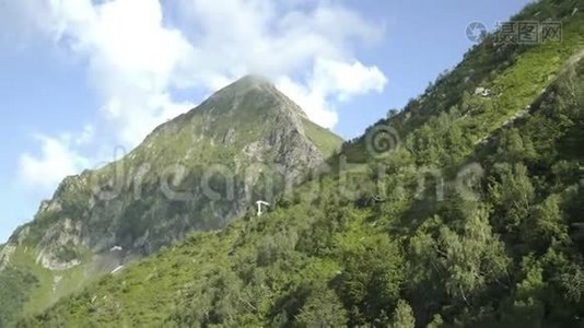 鸟瞰群山带绿林，树在夏日.. 带针叶林的山坡视频