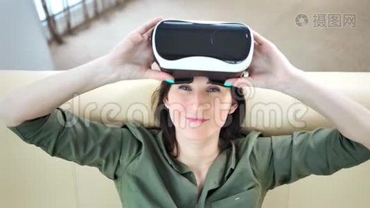 戴着现代虚拟现实眼镜的微笑年轻女子的高角度肖像视频