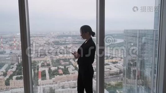 城市背景下商业女性的剪影视频