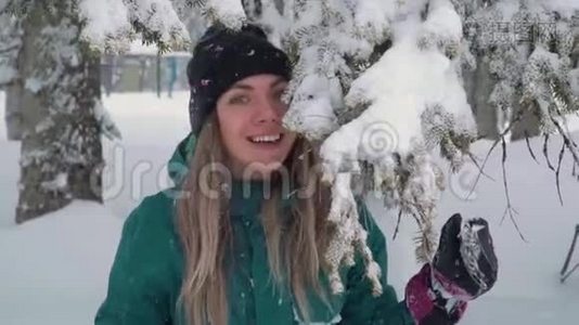 滑雪场娱乐活动。 快乐的年轻女子玩雪慢动作视频