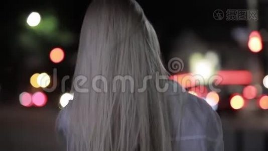 有长发的性感女人在夜城转脸视频