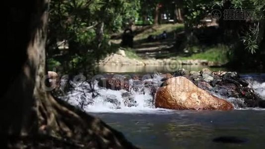 山河上的景观急流和小河流视频