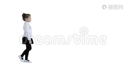 穿校服的小女孩在白色背景下走过。视频