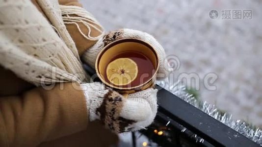 带着一杯茶的女孩视频