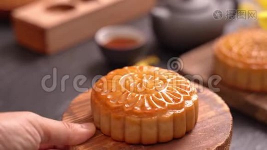 女人把漂亮的月饼糕点放在桌子上吃，庆祝中秋节.. 活动服务概念视频