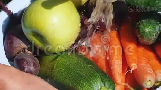 在水龙头下洗蔬菜和水果视频
