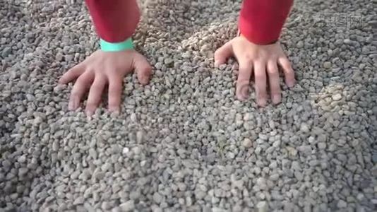 小学生`双手站在地上做体育锻炼视频