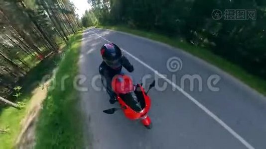 Biker正在高速骑摩托车视频