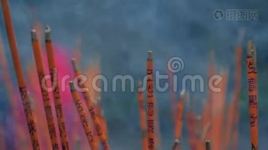 在一座中国寺庙的燃烧炉里，香枝慢慢燃烧。 慢镜头。视频