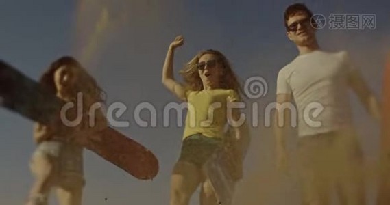 三个人用沙盘踢沙相机运动，旅游，生活方式，商业，广告概念。 开枪射击视频