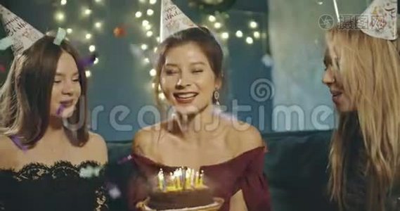 生日女孩在蛋糕上吹蜡烛，和朋友举行家庭聚会。 生日，派对，家庭，友谊，生活方式视频