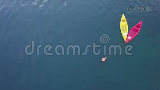 科托湾的船。 美丽的夏海湾在黑山科托，亚得里亚海的水。 空中视频无人驾驶飞机3视频