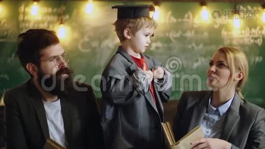 穿大西装外套和毕业帽的孩子。 小学教育。 专业导师是他们的专家视频