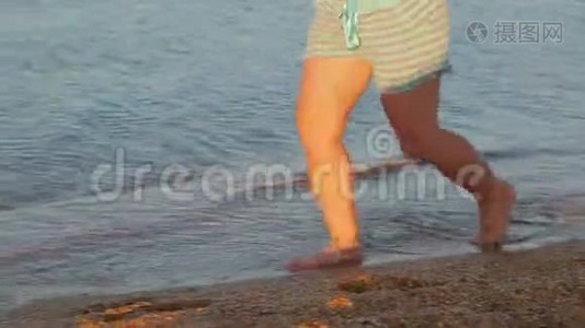 沿着海滨女腿跑步的女人慢跑视频