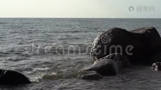 海浪拍打着石头视频