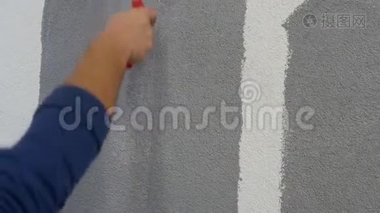 工人画墙灰漆特写视频