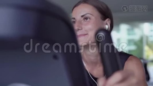 白人女孩在运动健身房跑步机上跑步，特写。视频