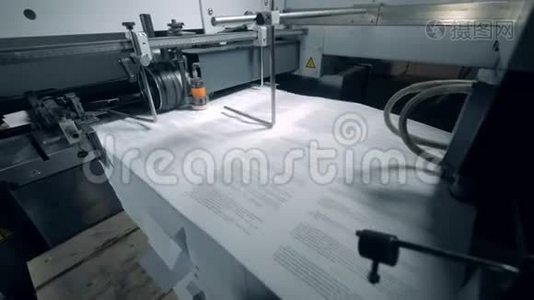 现代机器在印刷线上移动印刷纸张。视频