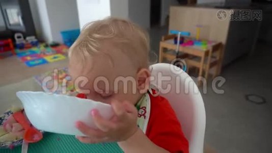 可爱的肮脏的孩子男孩吃冷甜菜汤。 关节活动度射击视频