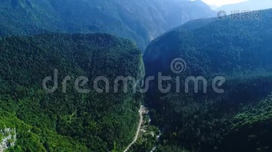 高山峡谷中的全景，覆盖着废弃的绿色森林。 关系国家公园保留阿布哈兹.. 火箭视频