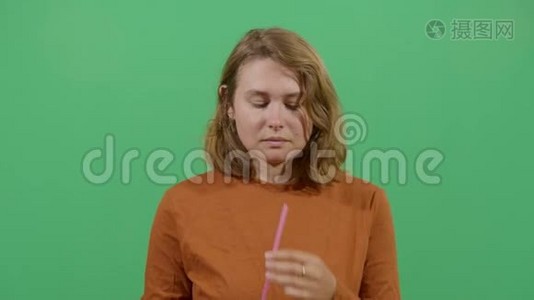 女人用塑料吸管喝水视频