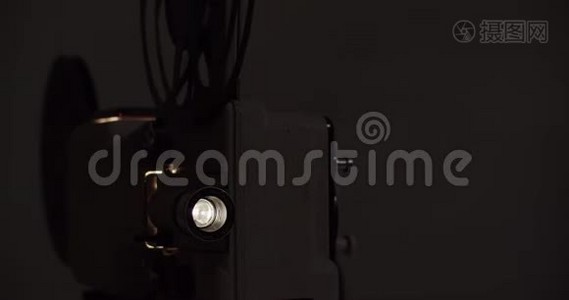 8毫米电影放映机旧的复古投影在黑暗的房间视频