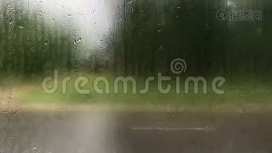下雨的日子，窗外的雨滴在城市外视频