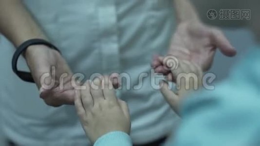 手中的年轻女医生牵着小病人的手，让她平静下来。 保健、治疗概念视频