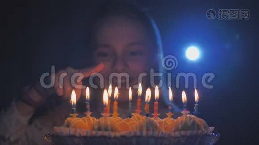少女喜欢在生日时在蛋糕上点蜡烛.视频