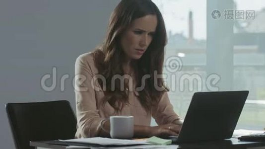 商务女性收到好信。 专为笔记本电脑工作的自由职业者视频